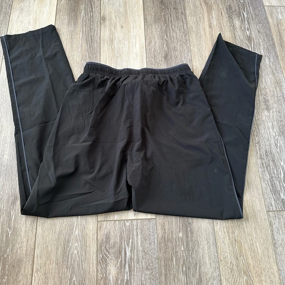 🖤men’s Jogger with side line new condition.